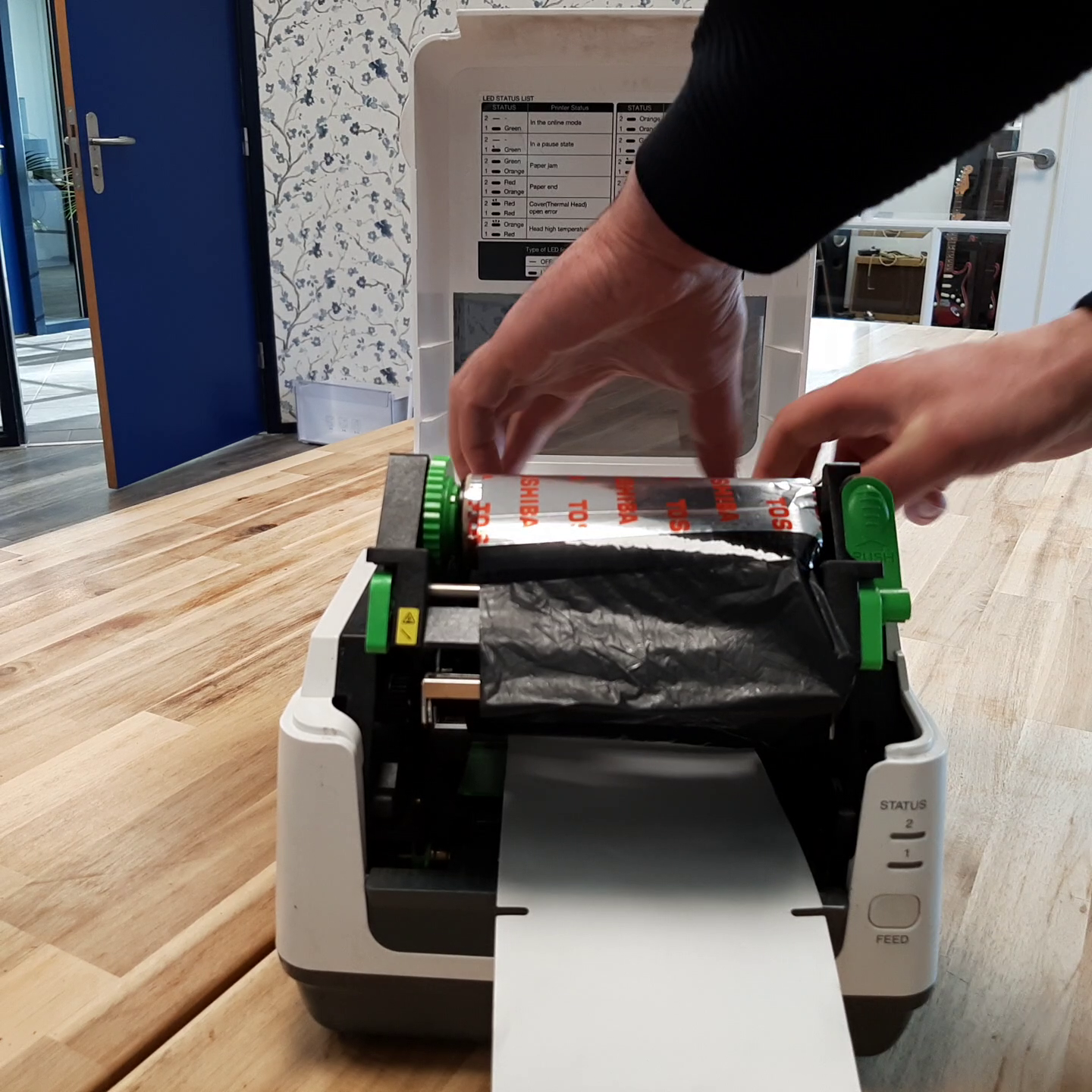 Posterframe: Label en lint plaatsen